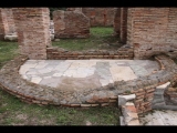 07498 ostia - regio iv - insula iii - domus dei pesci (iv,iii,3) - (via della caupona) - raum (g) - hof - halbrundes becken an der nordwestseite - 01-2024.jpg